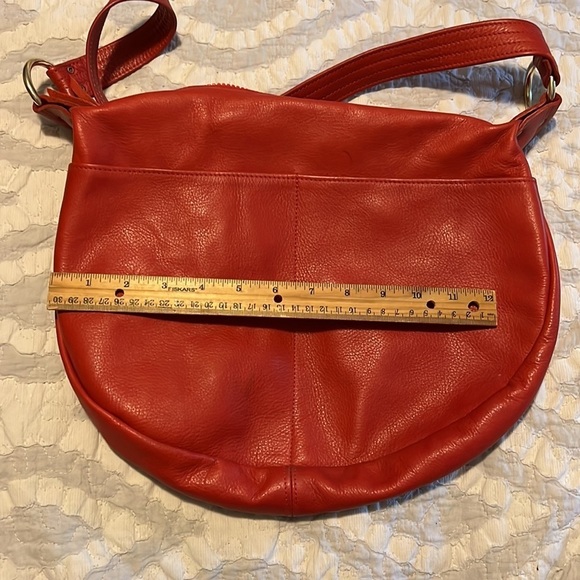 Red leather shoulder bag, soft and great for the holidays😊 - Picture 5 of 9